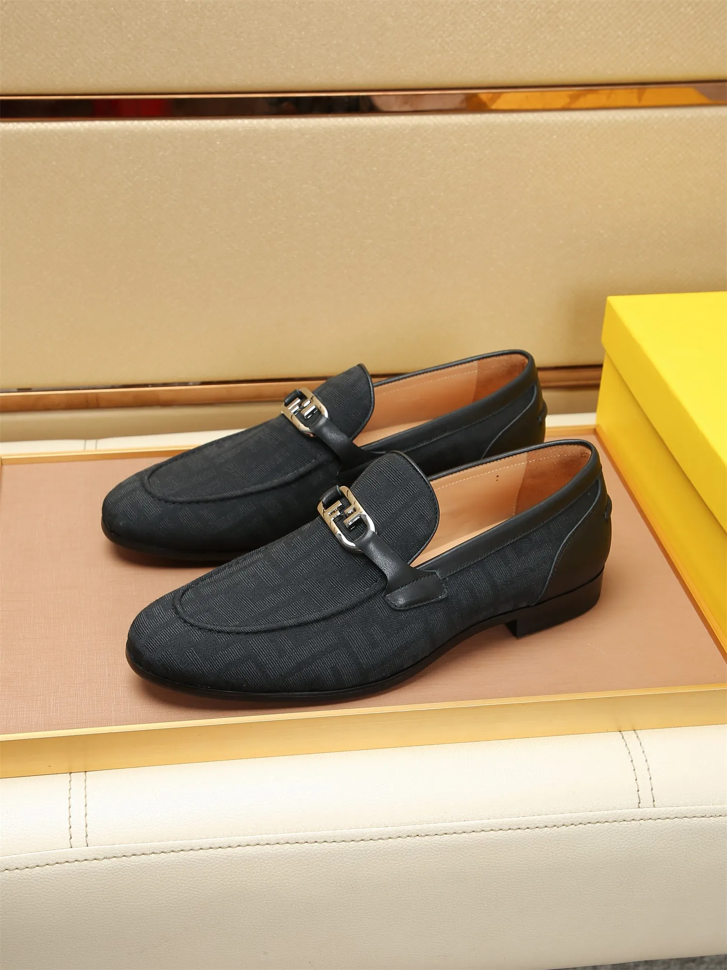 Men's shoes💰460 🕷🕷【FENDI】The latest men's formal leather shoes🇨🇳Classic series not to be missed💯The first layer is made of imported first-layer cowhide☘Original quality, the leather is smooth and delicate🎋Awesome version, perfect streamlined outline🍇Cowhide lining, size 38-44 (customized at 45.46)...